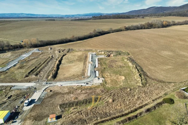 1920x1920wm1-02ce5-prodej-pozemky-pro-bydleni-598m2-komarov-dji-0947-ebfe35d8d6-2157379275