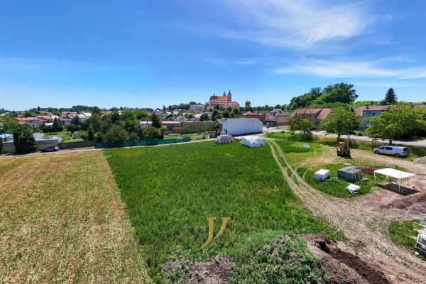 1920x1920wm1-19449-prodej-stavebniho-pozemku-765-m2-dub-nad-moravou-dji-20260624131411-0557-d-133d014344-4261061763