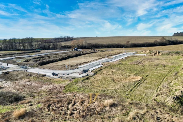 1920x1920wm1-1f8dd-prodej-pozemky-pro-bydleni-598m2-komarov-dji-0972-b28935d8d6-743527339