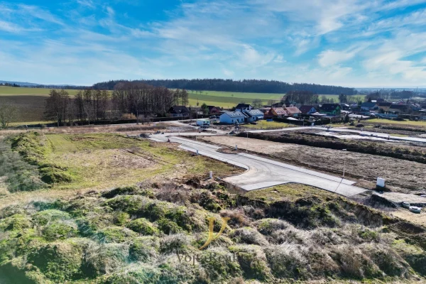 1920x1920wm1-25fa3-prodej-pozemky-pro-bydleni-598m2-komarov-dji-0955-95e435d8d6-1657991279