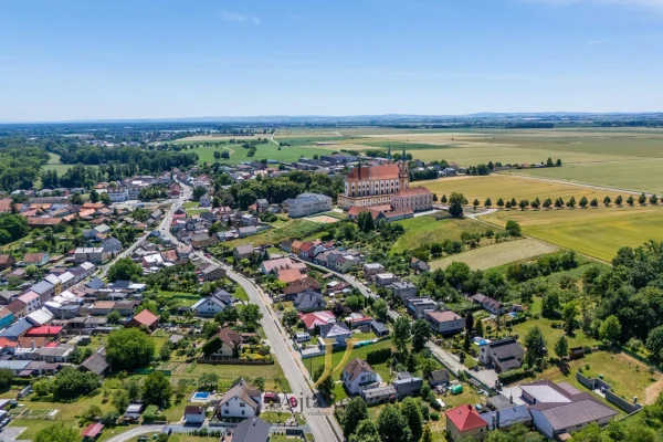 1920x1920wm1-2bb07-prodej-stavebniho-pozemku-765-m2-dub-nad-moravou-dji-20260624131006-0544-d-7aaa014344-588468543