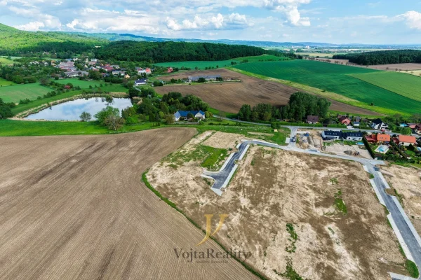 1920x1920wm1-4ab9d-prodej-stavebni-pozemky-576-m2-1-718-m2-komarov-dji-20260519162632-0219-d-4953014344-1421549298