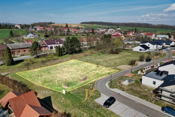 1920x1920wm1-4c0e4-prodej-stavebniho-pozemku-1376-m2-hradcany-dji-0260-b-08ae35d8d6-1959056613