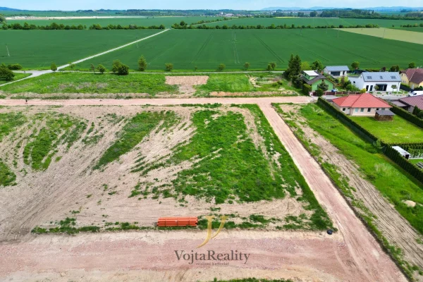 1920x1920wm1-6692f-prodej-pozemky-pro-bydleni-780-m2-majetin-dji-0969-3e4535d8d6-1743249626-1