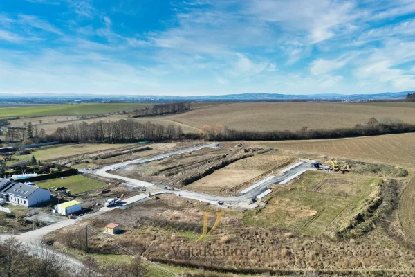 1920x1920wm1-6ad6b-prodej-pozemky-pro-bydleni-598m2-komarov-dji-0912-5d5b35d8d6-3863595628