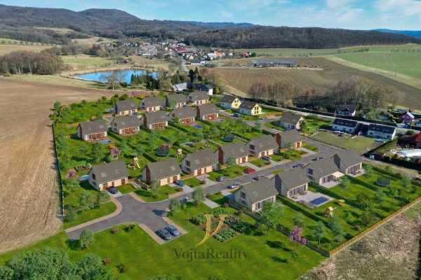 1920x1920wm1-745c5-prodej-pozemky-pro-bydleni-598m2-komarov-vizualizace-domu-01-komarov-e44e35d8d6-2029404968