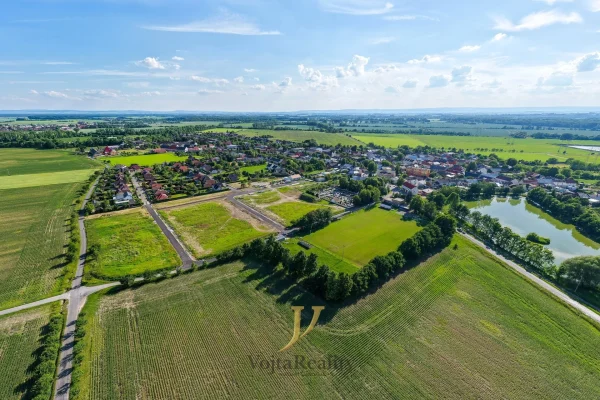 1920x1920wm1-7fba1-prodej-pozemky-pro-bydleni-771-1-274-m2-majetin-dji-20260602171645-0548-d-db7c014344-344308267