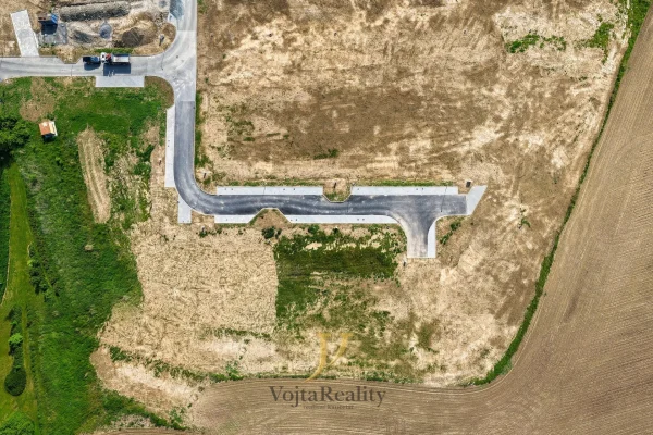 1920x1920wm1-c483f-prodej-stavebni-pozemky-576-m2-1-718-m2-komarov-dji-20260519162924-0227-d-b239014344-3136548301
