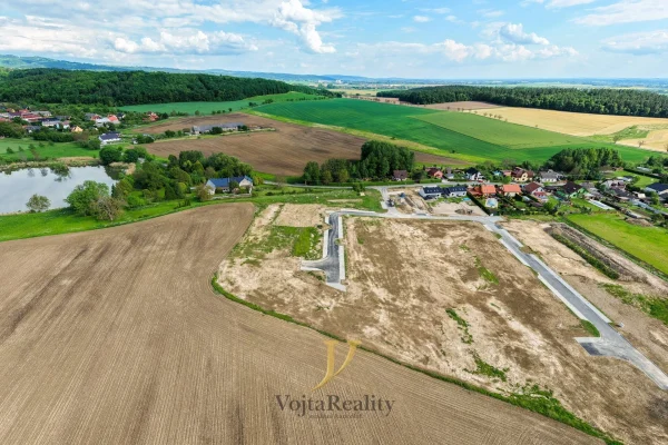 1920x1920wm1-ce1c9-prodej-stavebni-pozemky-576-m2-1-718-m2-komarov-dji-20260519162519-0216-d-ec54014344-1243866397