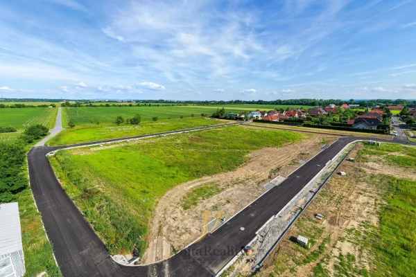 1920x1920wm1-df7a3-prodej-pozemky-pro-bydleni-771-1-274-m2-majetin-dji-20260602171347-0539-d-5be2014344-295580346