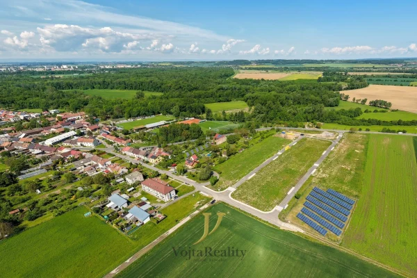 1920x1920wm1-fe8e1-prodej-stavebniho-pozemku-811-1130-m2-prerov-kozlovice-dji-20260520103909-0434-d-d62b014344-4180810624